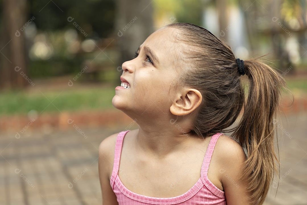 Uma linda garota loira sorrindo olhando para o lado
