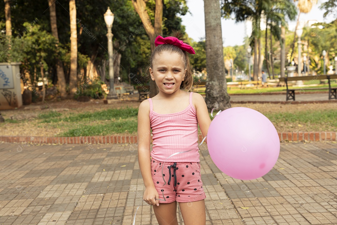 Garotinha linda com balão nas mãos