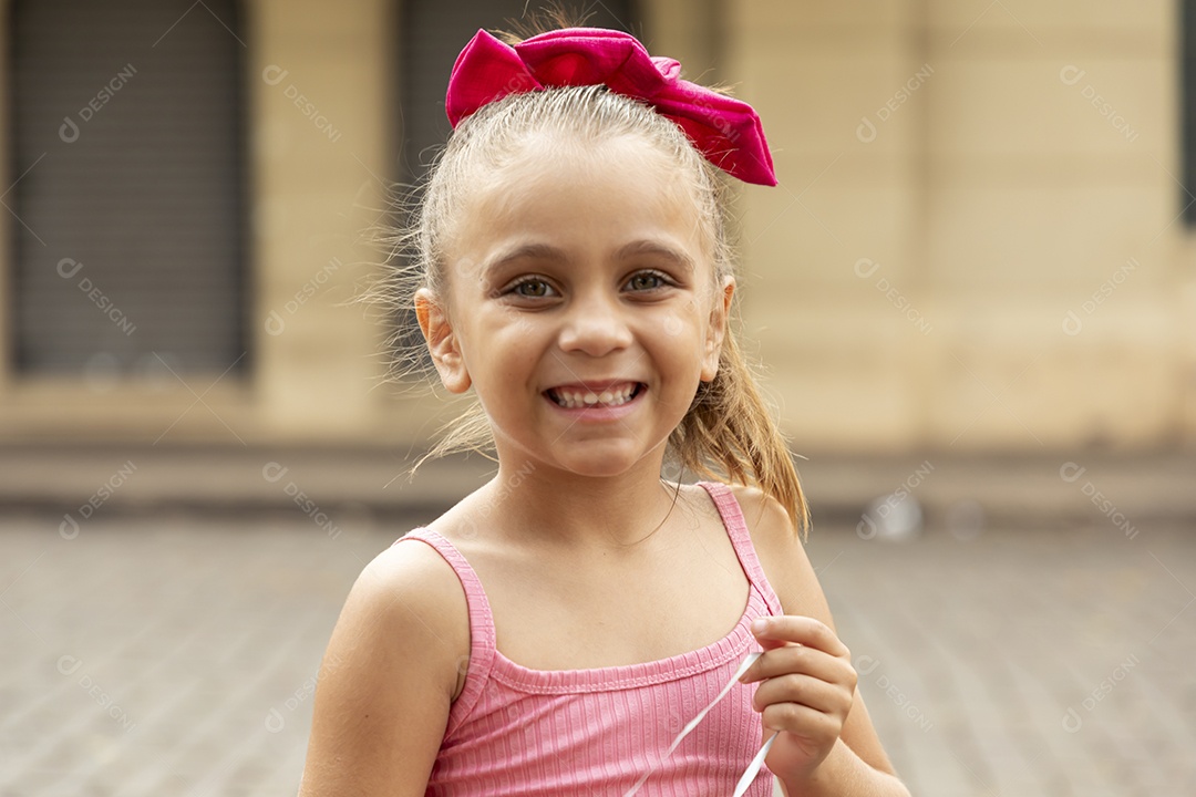 Linda garotinha sorrindo