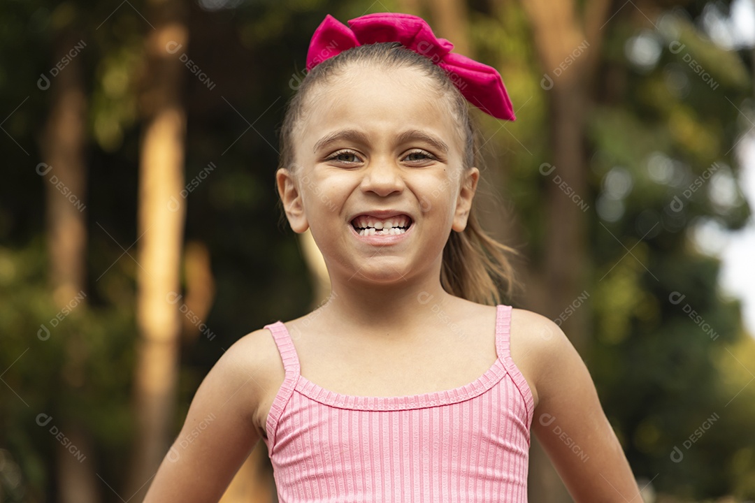 Menina linda sorrindo