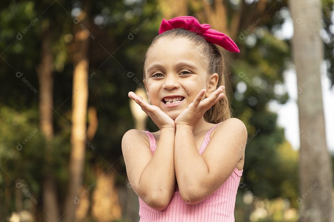 Menina loira fazendo pose para fotos