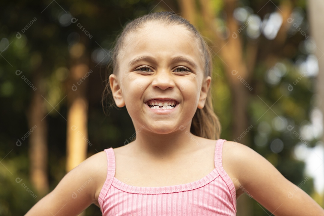 Linda garotinha loira sorrindo