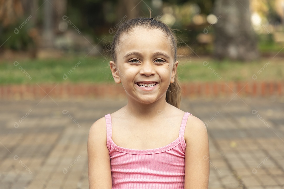 Menina loira linda sorrindo para fotos