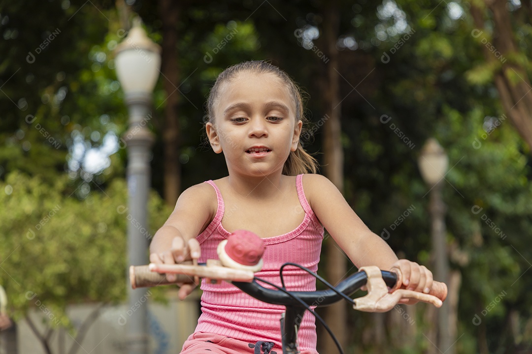 Garotinha na sua bike cor de rosa