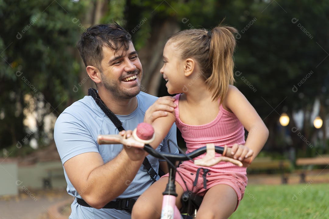 pai e filha felizes no parque se divertindo