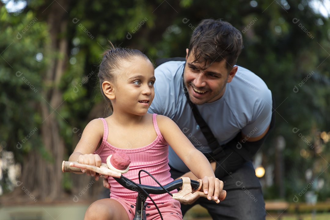 Criança se divertindo no parque com bicicleta e parque