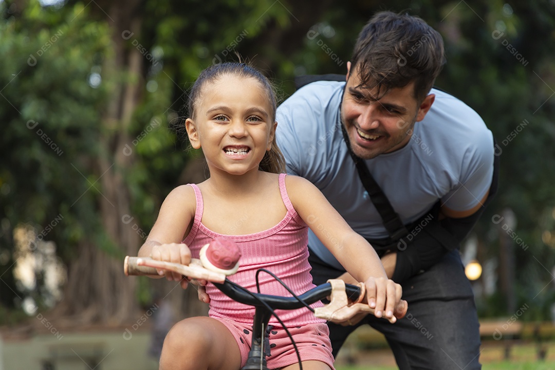 Criança se divertindo no parque com bicicleta e parque