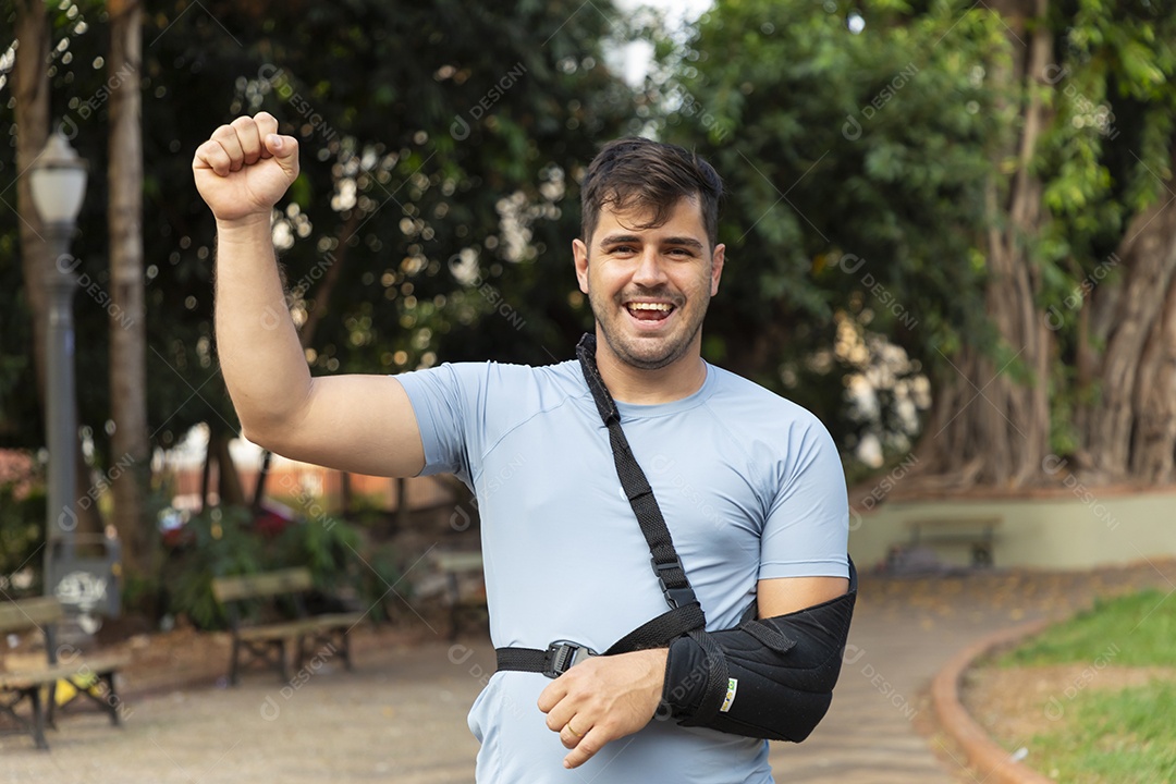 Homem sorrindo com braço para cima