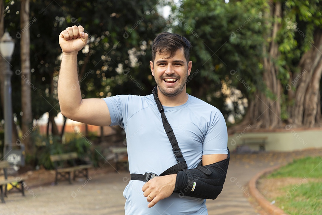 Homem com braço pra cima
