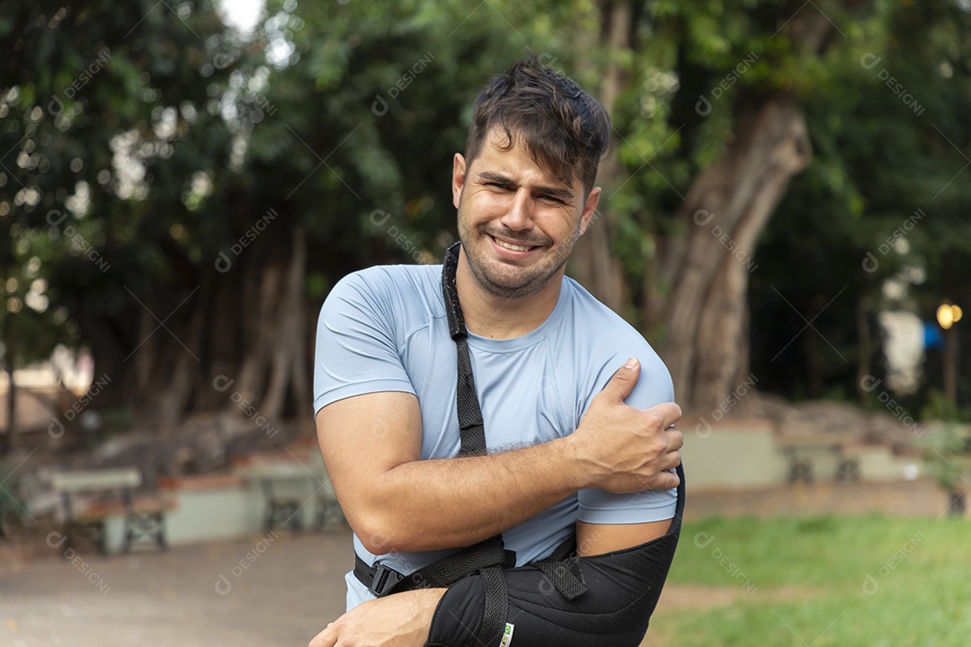 Homem com braço machucado usando tipoia