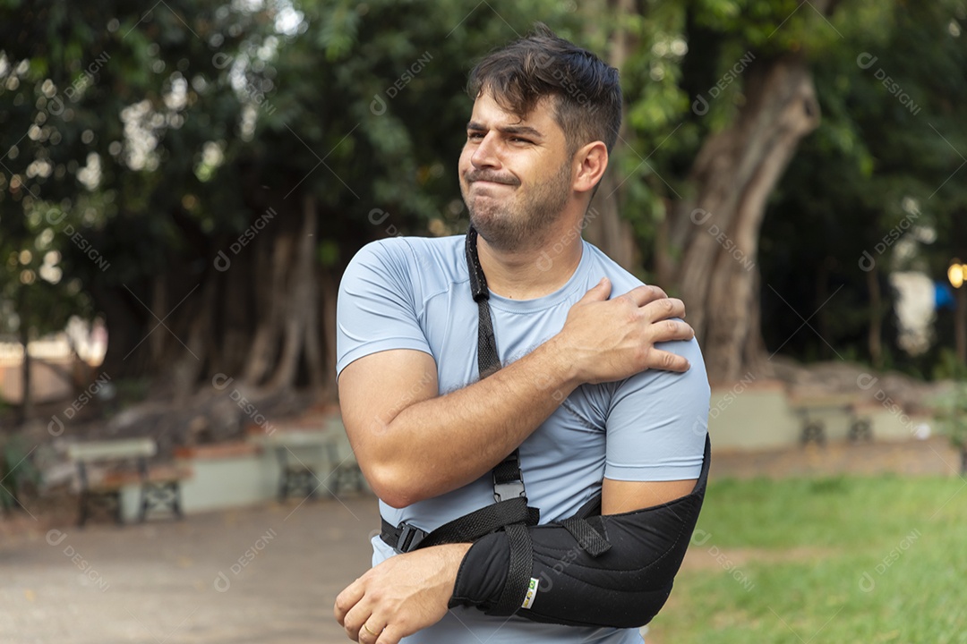 Homem com braço machucado usando tipoia