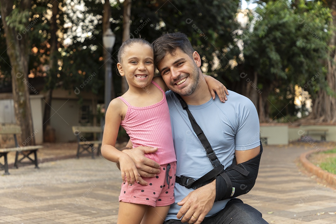 Menina linda sorrindo com seu pai ao lado