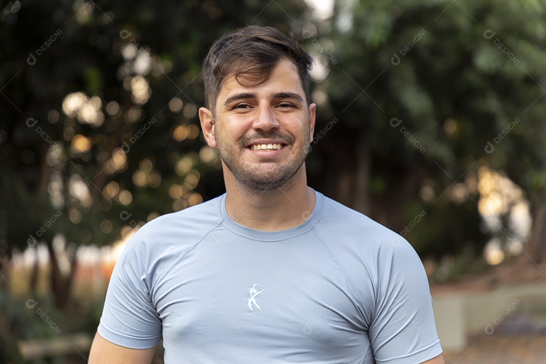 Jovem sorrindo bonito