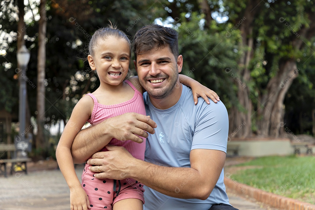 Linda garota com seu pai na praça