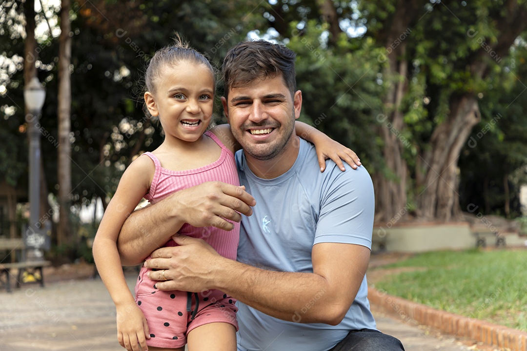 Linda garotinha e seu pai na praça