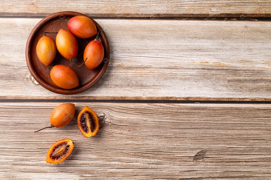 Tomates de árvore em um prato sobre uma mesa de madeira