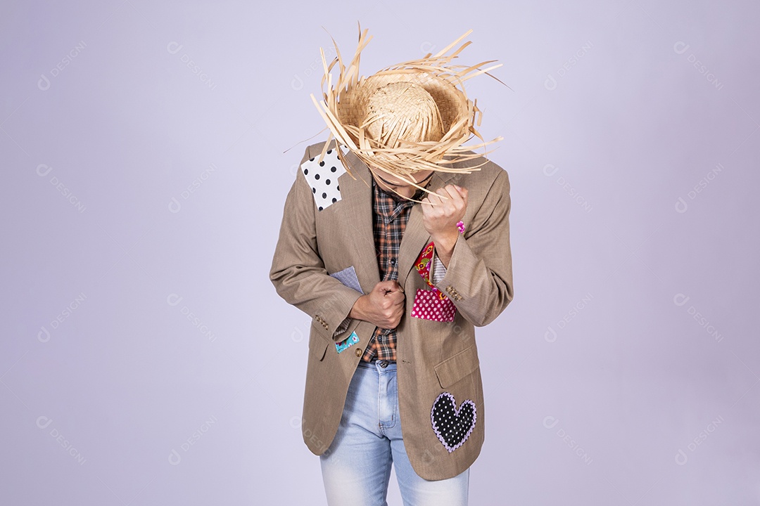 Rapaz a caráter de festa junina simulando dança