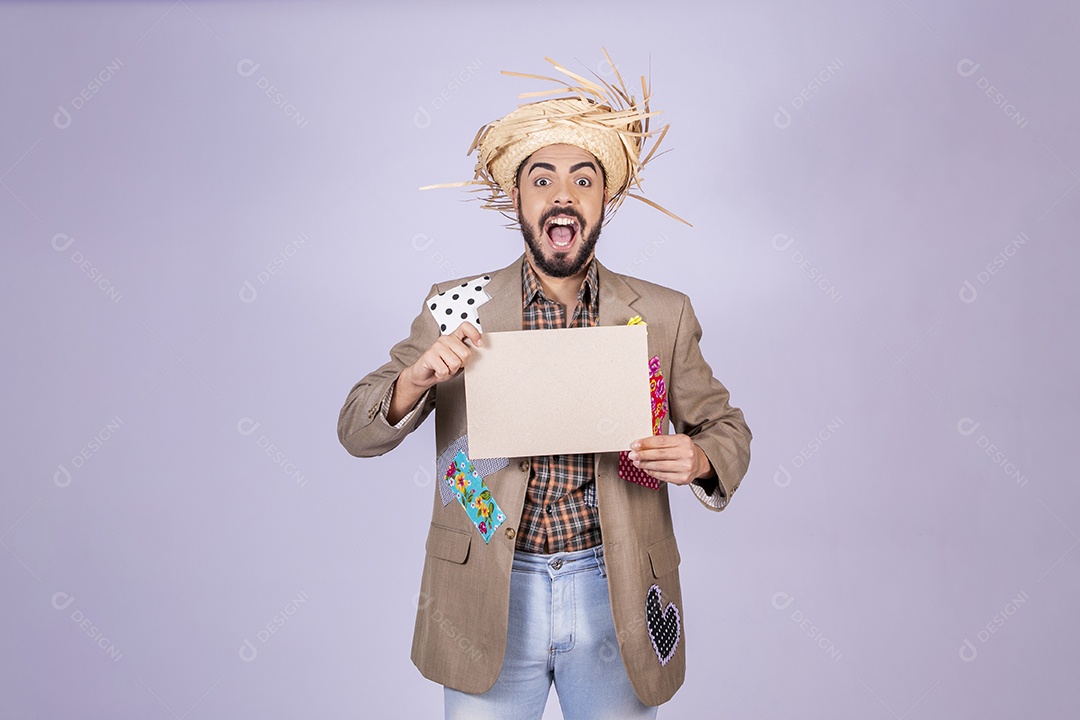 Jovem a caráter de festa junina chamando e com plaquinha em branco na mão