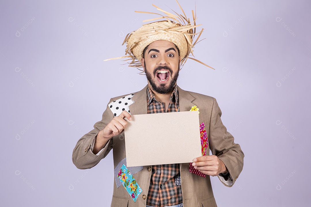 Jovem a caráter de festa junina chamando e com plaquinha na mão