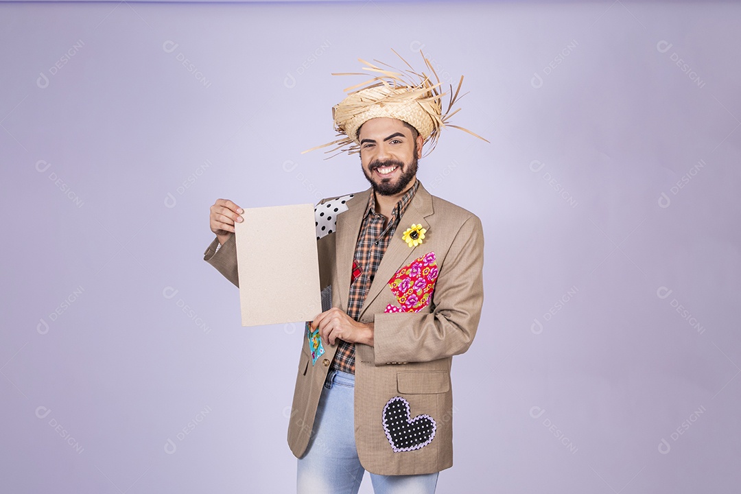 Jovem a caráter de festa junina com placa na mão