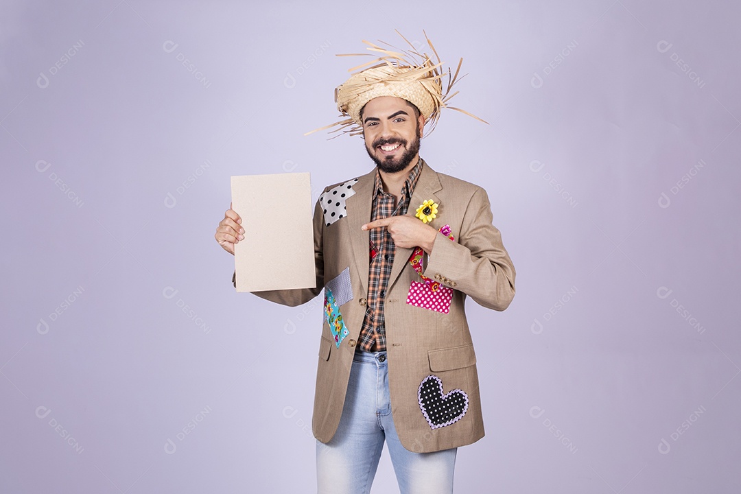 Jovem a caráter de festa junina apontando e placa na mão