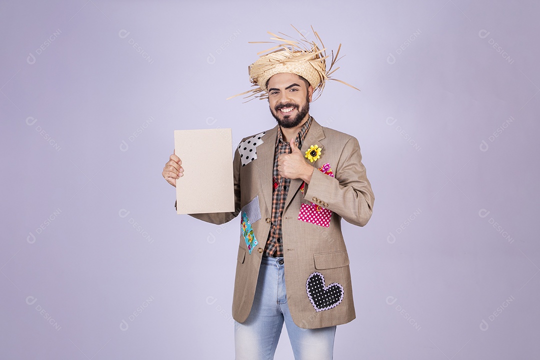 Jovem a caráter de festa junina com gesto de ok e placa na mão