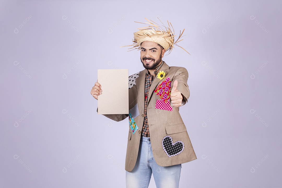 Jovem a caráter de festa junina com gesto de ok e placa na mão