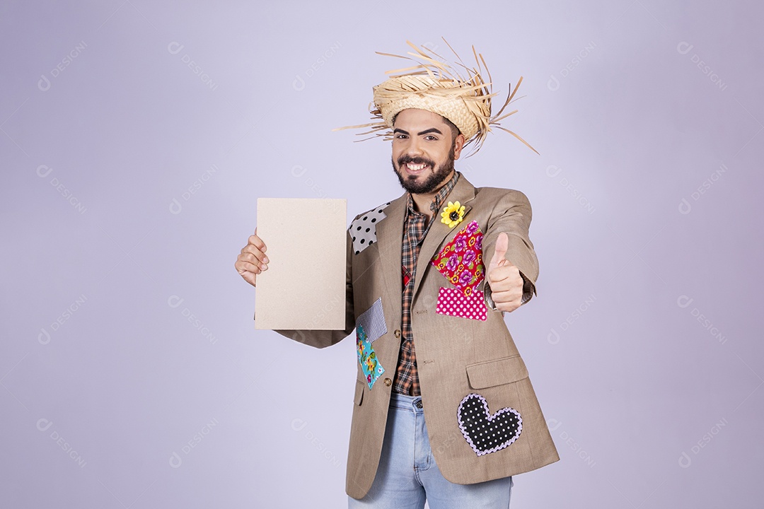 Jovem a caráter de festa junina com gesto de ok e placa na mão