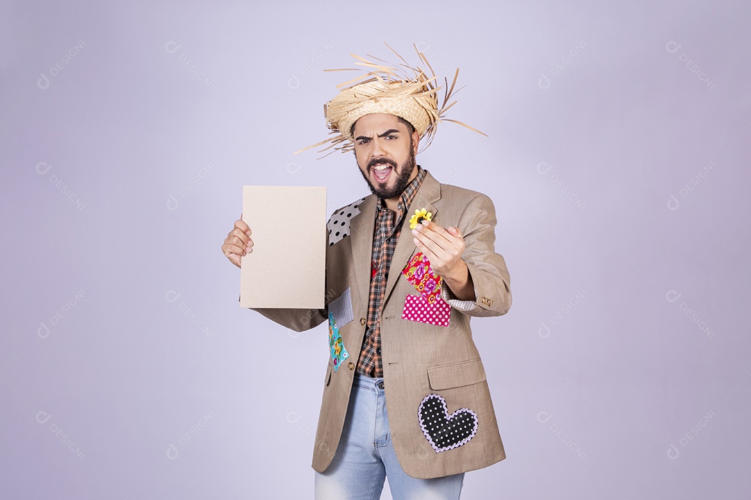Jovem a caráter de festa junina chamando e com placa na mão