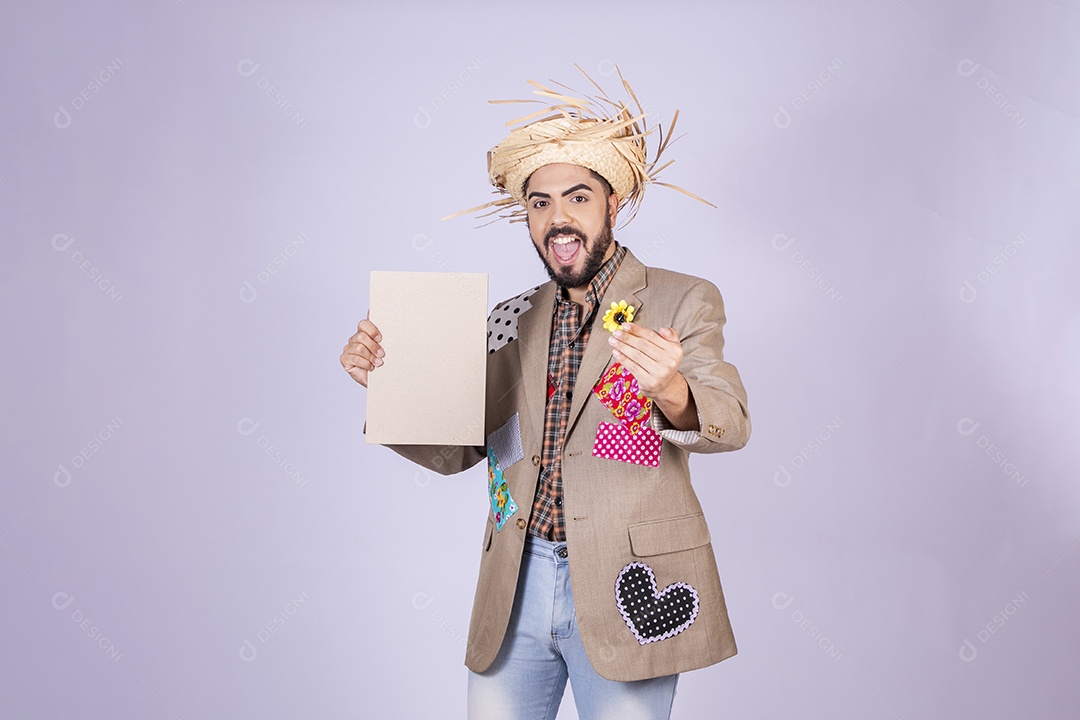 Jovem a caráter de festa junina chamando e com placa na mão