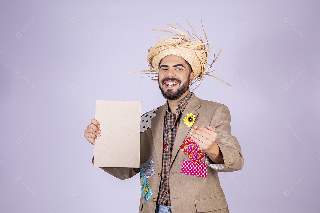 Jovem a caráter de festa junina chamando e com placa na mão