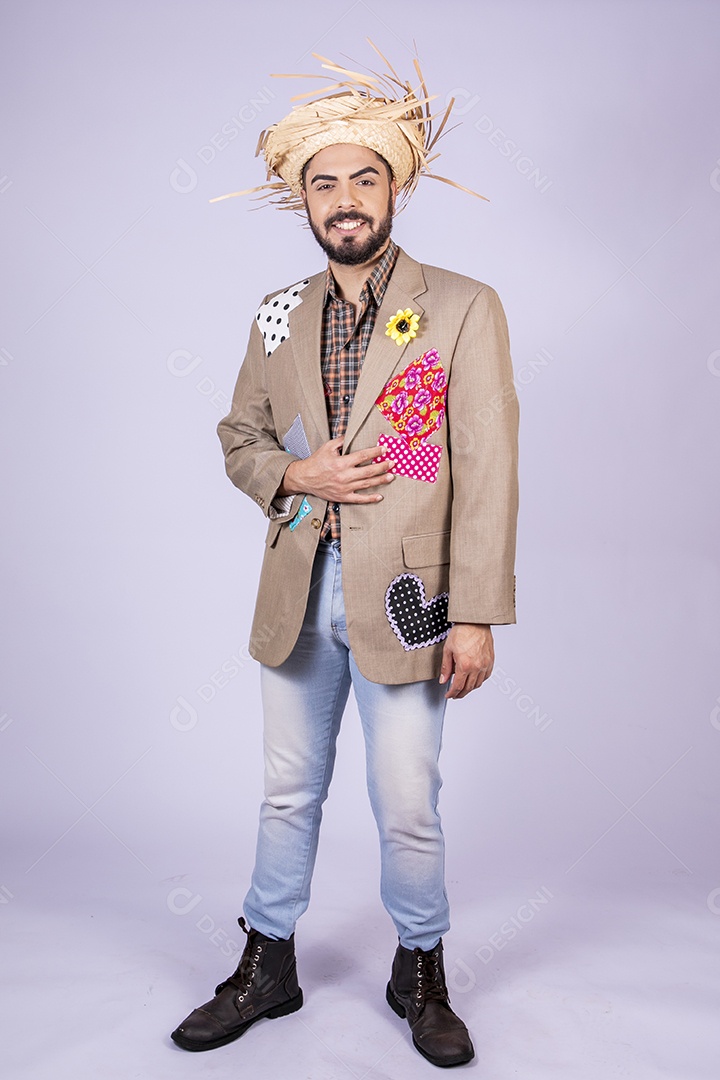 Jovem rapaz trajado para festa junina sorrindo