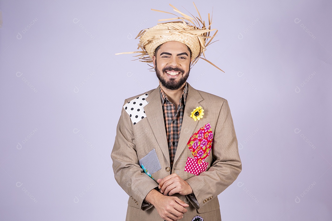 Jovem rapaz trajado para festa junina sorrindo