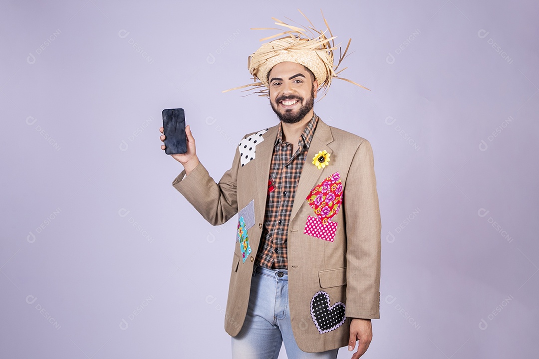 Jovem rapaz trajado para festa com celular na mão