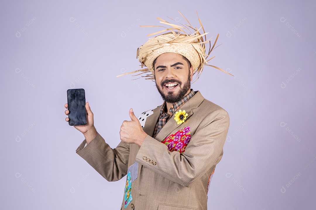 Jovem rapaz trajado para festa junina com celular na mão e gesto de ok