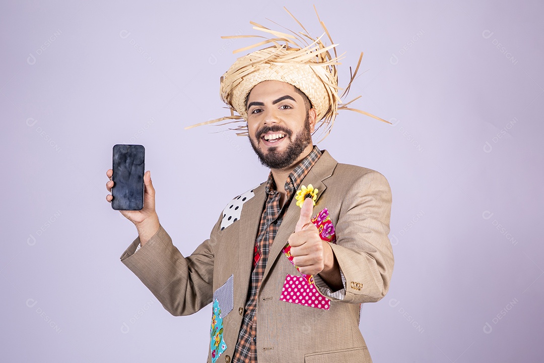 Jovem rapaz trajado para festa junina com celular na mão