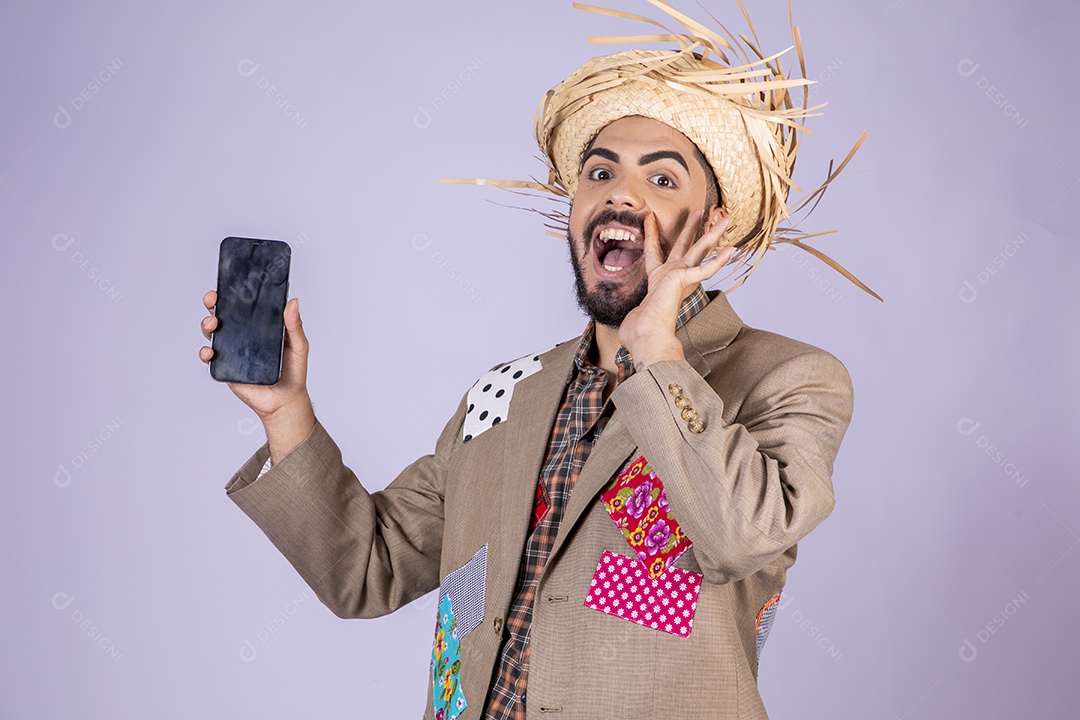 Jovem rapaz trajado para festa junina com celular na mão