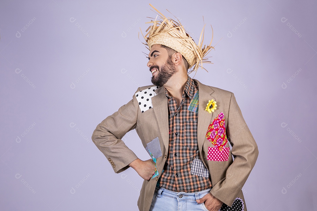 Jovem rapaz com mãos na cintura olhando para o lado