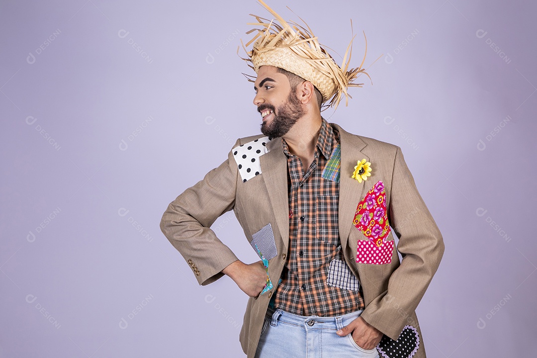 Jovem rapaz trajado com mão na cintura olhando para o lado