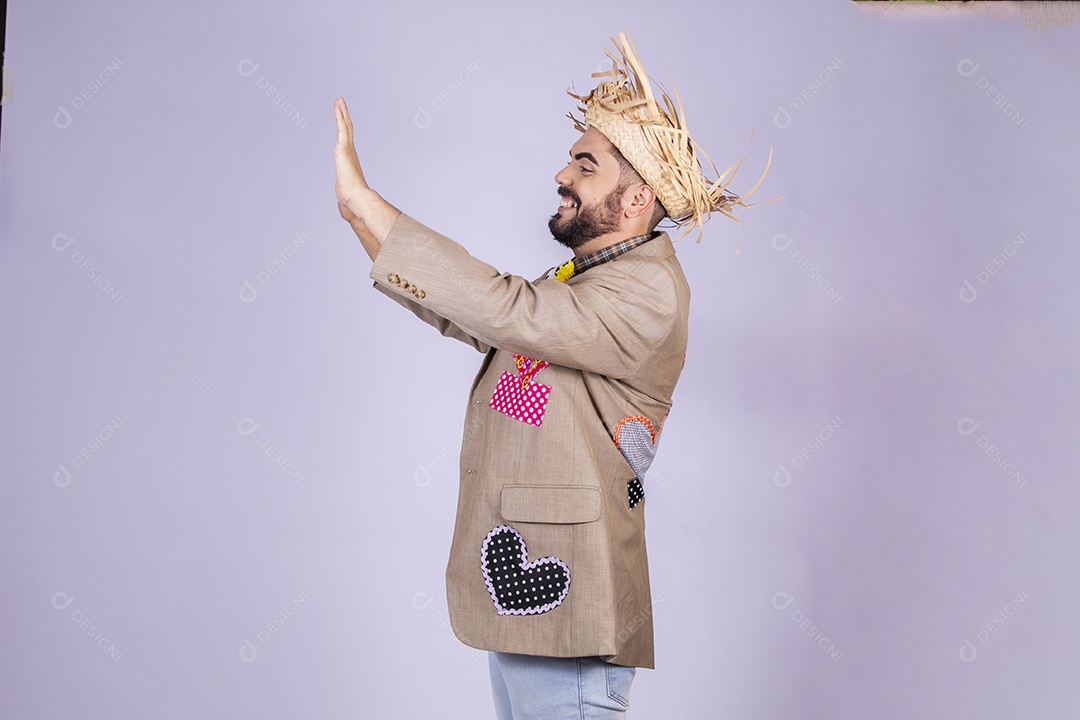 Jovem rapaz trajado para festa junina com mãos para cima