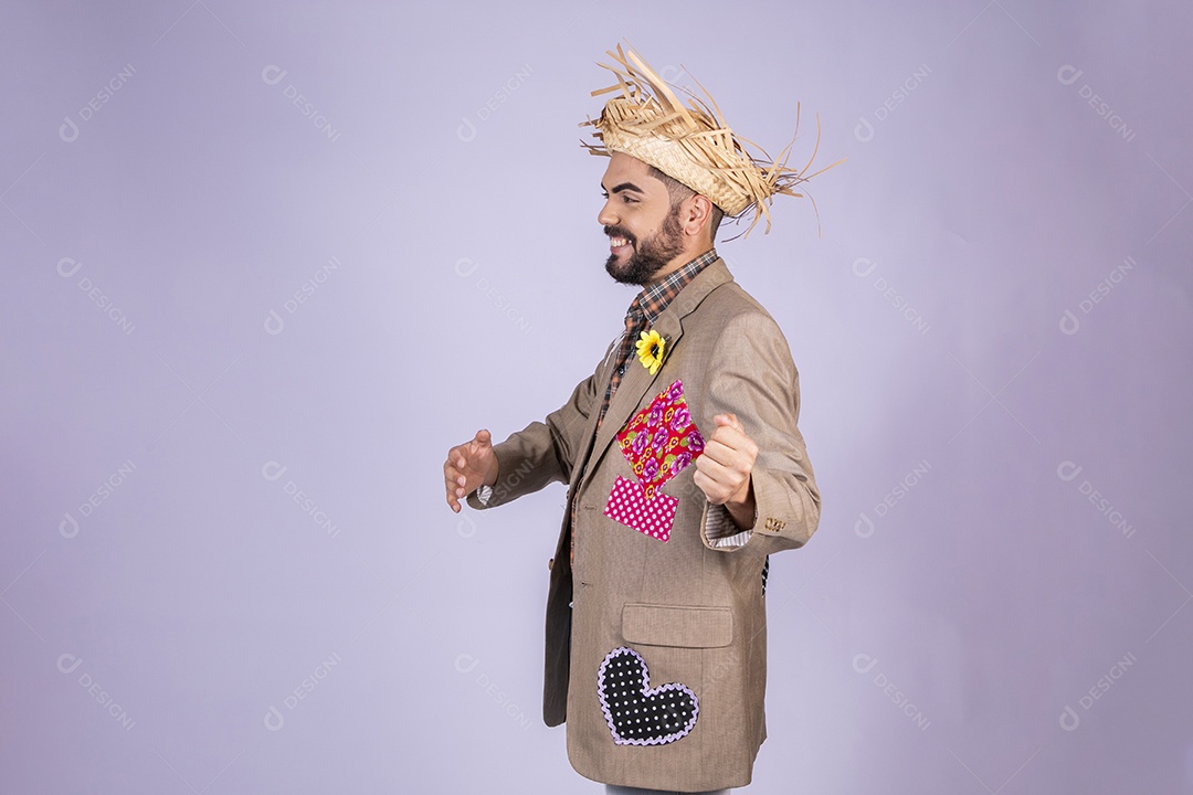 Jovem rapaz trajado para festa junina chamado para festa