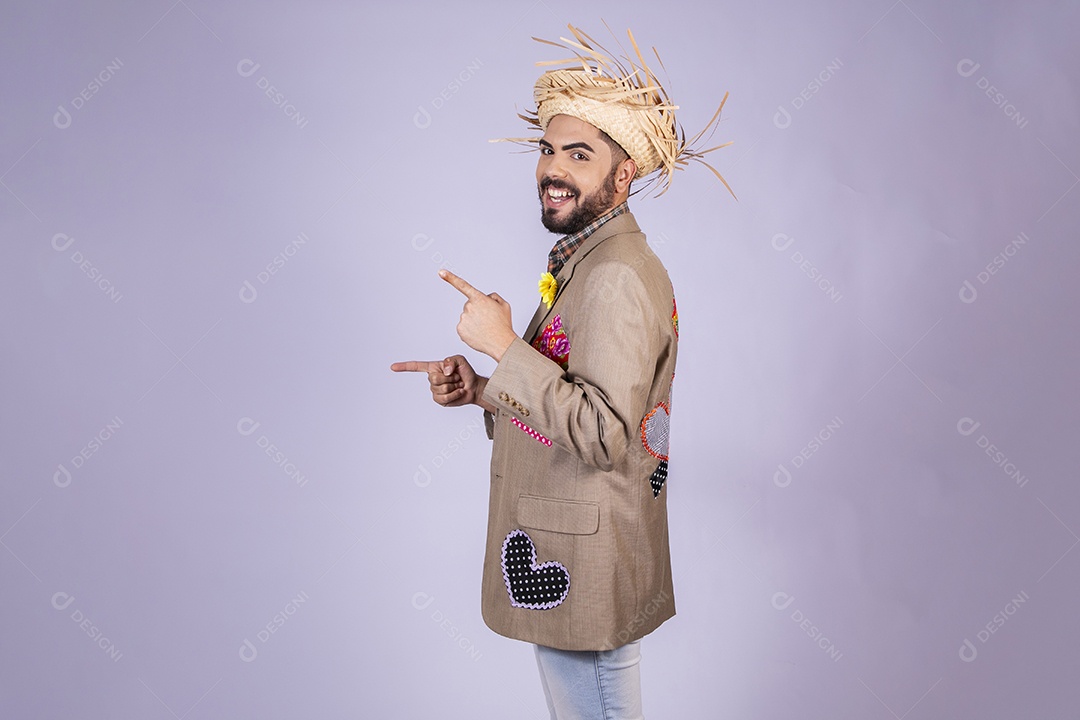 Jovem rapaz trajado para festa junina apontando para o lado