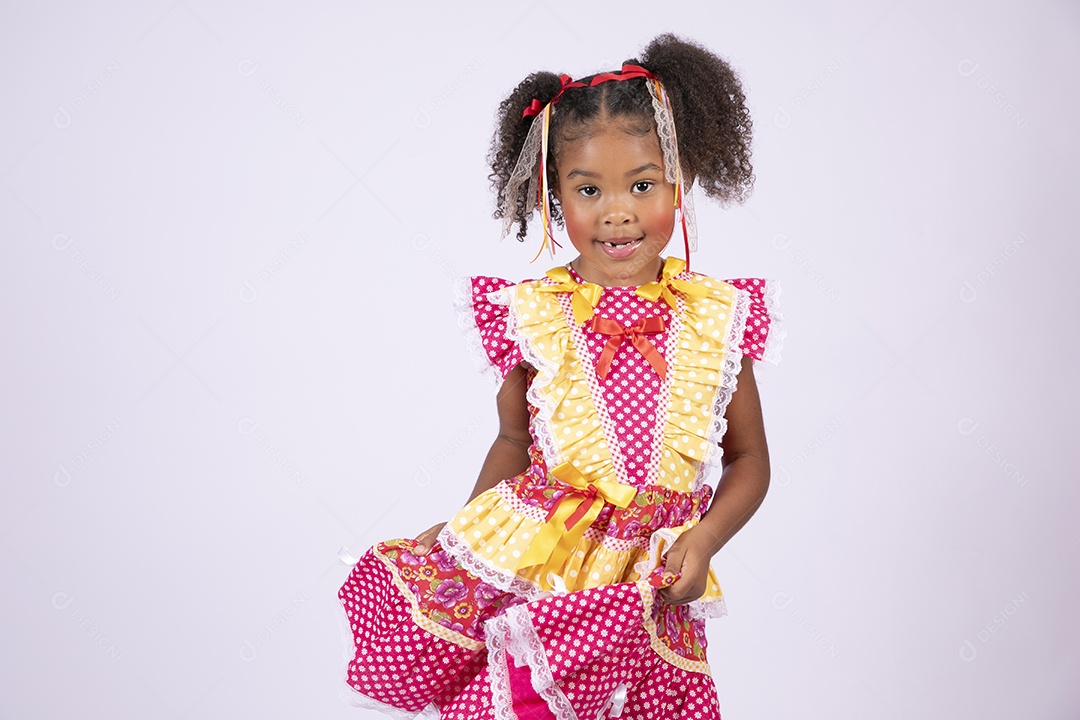 Linda quadrilheira mirim trajada fazendo pose e sorrindo