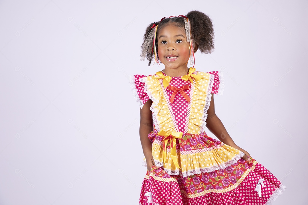 Linda quadrilheira mirim trajada fazendo pose sorrindo