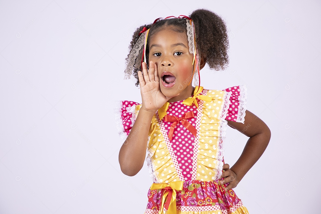 Linda quadrilheira mirim trajada fazendo pose de grito