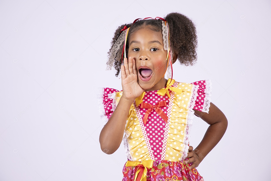 Linda quadrilheira mirim trajada fazendo pose de grito