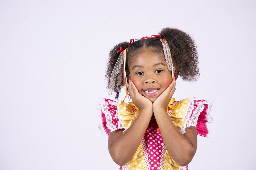 Linda quadrilheira mirim trajada fazendo pose