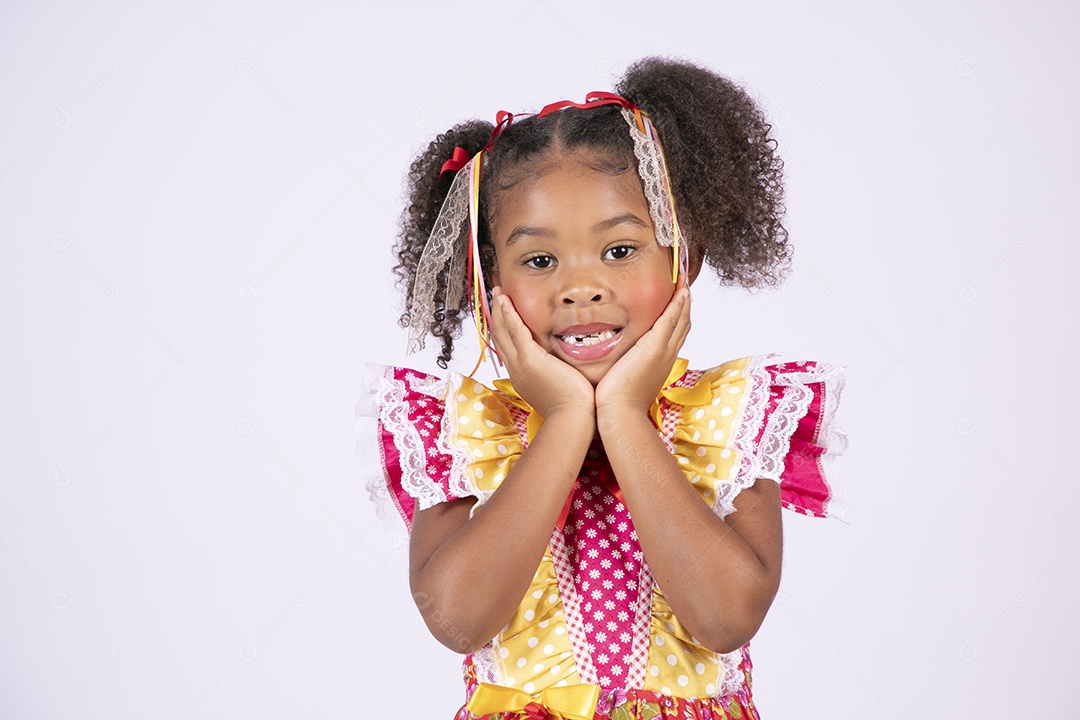 Linda quadrilheira mirim trajada fazendo pose