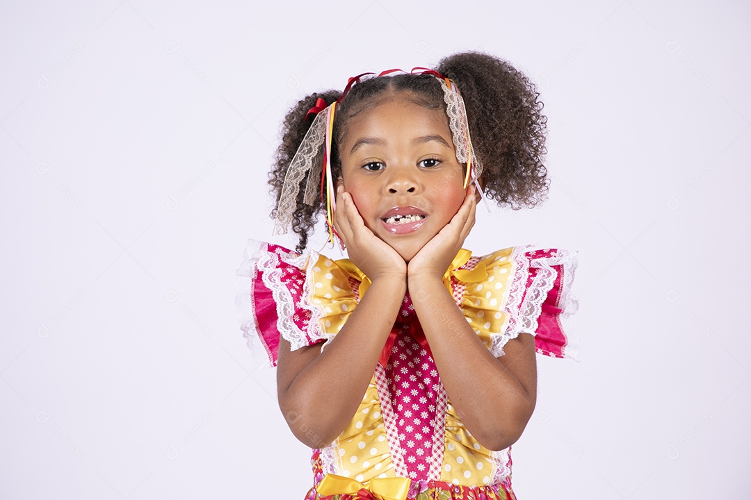 Linda quadrilheira mirim trajada fazendo pose de mãos no queixo