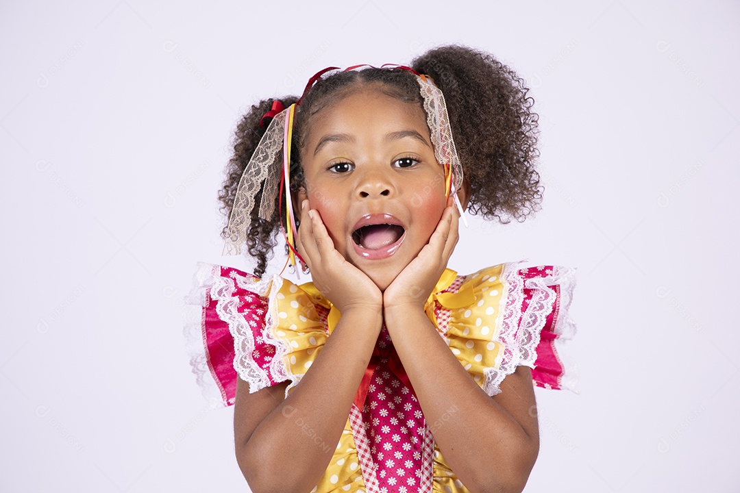 Linda quadrilheira mirim trajada e pose de mãos no queixo